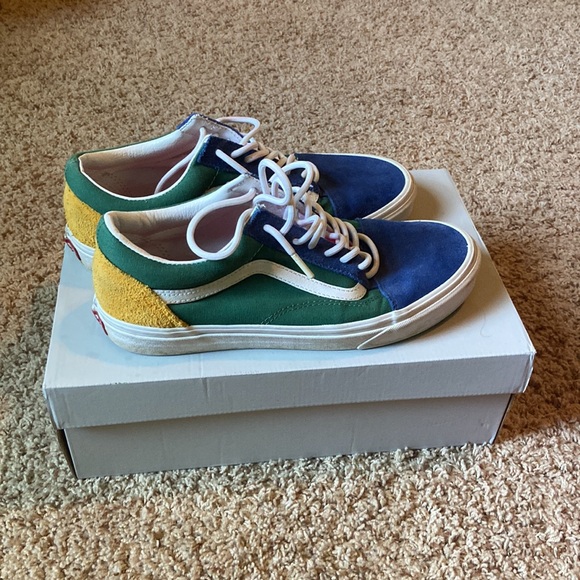 Men’s Vans (9.5) - Picture 3 of 4